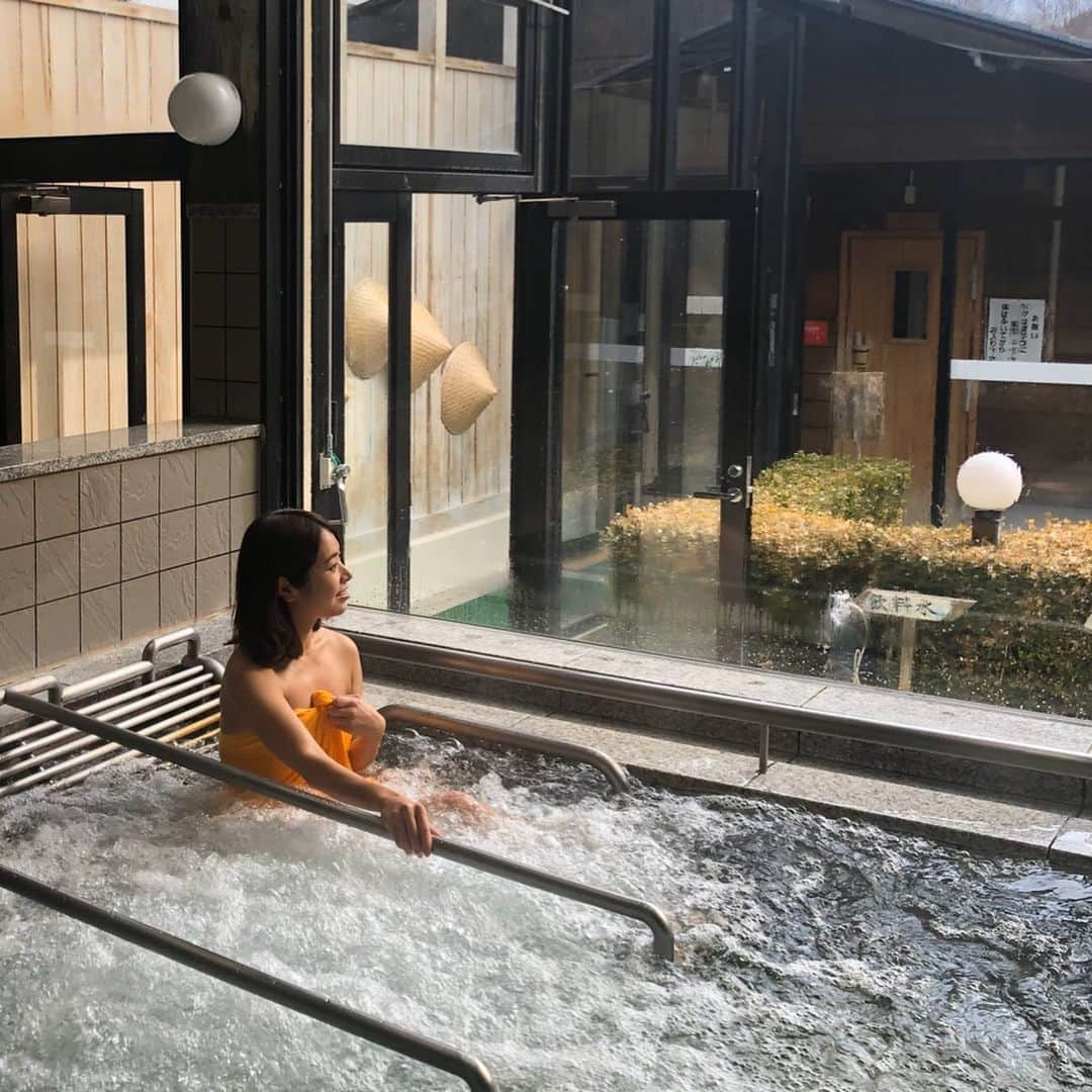 片桐優妃さんのインスタグラム写真 - (片桐優妃Instagram)「#ふるさと納税 で#旅行 体験ができちゃうサービス#さといこ を利用して#長野県富士見町 #蔦木宿 へ行ってきました#🚃 . #温泉 があって、地域の特産品が楽しめて、一日楽しめる#道の駅 があるなんて知らなかった🙆‍♀️🥕 . 温泉はお風呂の種類も多くて広くて綺麗で、かなりゆっくりできました💗 しっかり体を温めたあとは#長野県 のおいしいものがいただける#食堂 # へ🍴 . 名物の#お蕎麦 がおいしかったことはもちろん、お米もめちゃくちゃおいしくてビックリ‼️このあたりはお水がいいからいいお米がたくさんとれるんだそうです🌾 . そして！あの安倍総理大臣も食べたという#ほぺおちソフト #🍦濃厚なあまいミルク味🥛人気の理由も納得🙏🙏 . 富士見町までは東京から特急列車で2時間くらいだから🚃#日帰り 旅行 にもオススメ💛 . ふるさと納税を通じて#日本 の色々な地域の魅力を知れるのってすごくいいよね🗾皆さんもぜひ「さといこ」⇦チェックしてみてください🔍 . #さといこアンバサダー #ふるさと納税で日本中を旅しよう #体験特化型ふるさと納税サービス #週末は一生の思い出をふるさと納税で #ROOTs  #日本旅 #国内旅行」2月14日 18時46分 - yuki710