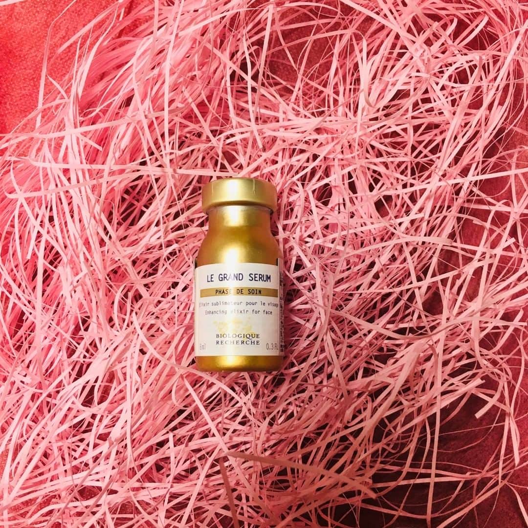 のインスタグラム：「.⁠ Happy Valentine’s Day💕⁠ いかがお過ごしですか？⁠ ⁠ Valentine's Dayの今日のRecommendation 💕⁠ 「フィニッシングセラム  グランド」⁠ ⁠ ゴールドの輝くボトルも美しいこちらのセラムは、⁠ 肌本来の保護力を高め、お肌に活力を与えてくれる⁠ パワフルなセラム！⁠ 内側から光輝くようなお肌に導いてくれます。⁠ ⁠ デイリーケアにはもちろん、⁠ イベントの前などのスキンケアにもオススメです⁠ 💕⁠ ⁠ ⁠ .⁠ #フィニッシングセラム  グランド⁠ #バレンタインデー #バレンタインギフト⁠ #happyvalentinesday⁠ #美容液 #乾燥肌 #乾燥対策⁠ #forme⁠　⁠ .⁠ ⁠⁠⁠⁠#BiologiqueRecherche ⁣⁣⠀﻿⁠ ⁣#Buildingbetterskin ⁣⁣⠀﻿⁠ #FollowYourSkinInstant⁣⁣⠀﻿⁠ .⁠ #スキンケアのファイナルアンサー⠀⁣⁣⠀﻿⁠ #BIOLOGIQUERECHERCHE ⠀﻿⁠ #ビオロジックルシェルシュ⁣⁣⠀﻿⁠ #瞬間肌#スキンインスタント⠀﻿⁠ ⁠.⁠ #thedayspa#ザデイスパ⁠ #SPA#スパ#ホテルスパ⁠#スパトリートメント ⁠ #メディカルコスメ⁣⠀#医学的アプローチ⁣⁣⠀#クリニック⠀﻿⁠ .⁠ #スキンケア難民⁣⁠ #肌トラブル改善⁠ #ビーガン⁠ #ベジタリアン⁠ 3日前」
