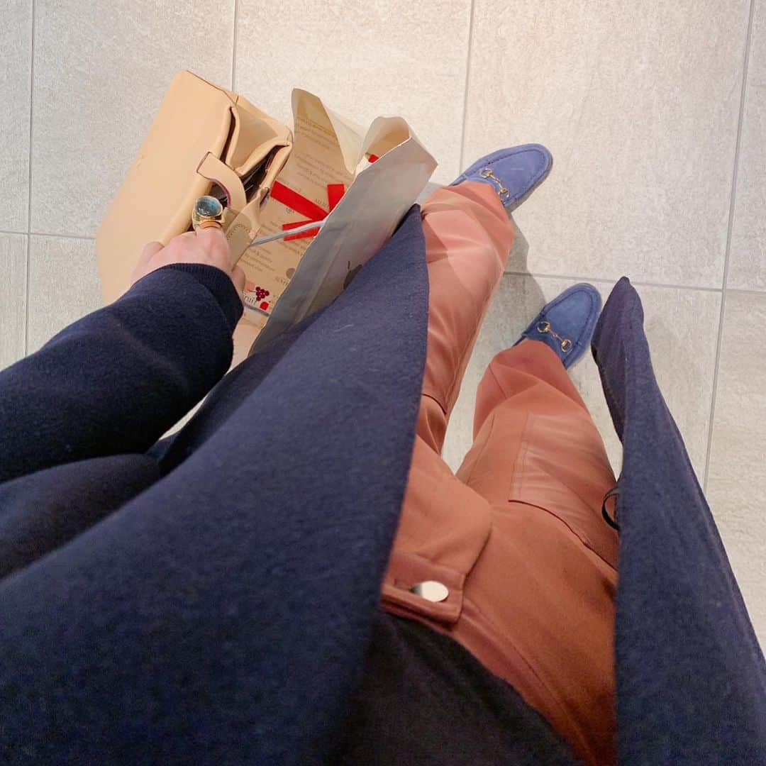 亀恭子のインスタグラム：「Navy catches pink and blue . . . 春が近づいてきてますね♪ . . 長男を迎えに行く前に、Valentine giftを調達して…❤︎ . . today's… #fashion #ootd #kkstyle #tokyo #kamescloset #coat #toteme #knit #stellamccartney #pants #nomia #ring #mariha ×#deuxiemeclasse #bag #loewe #shoes #gucci #winter #february #springhascome #長男へのValentine giftは #恒例になりつつある高級フルーツ」