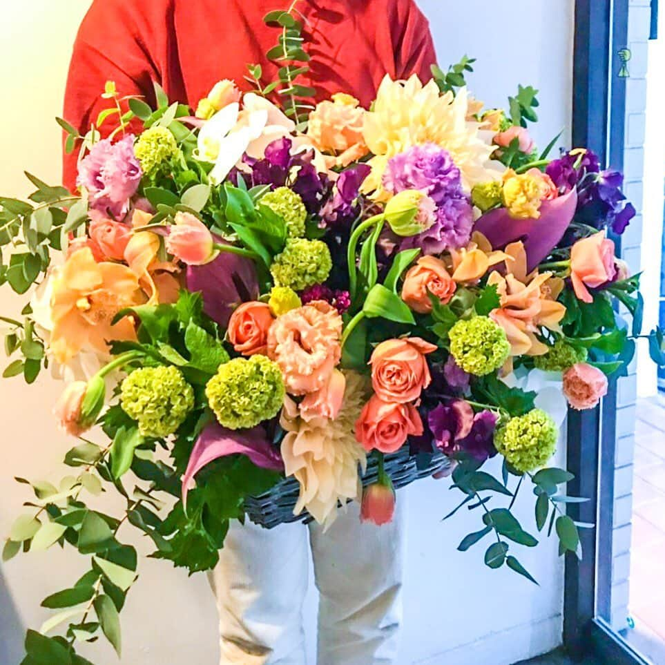 giraffeのインスタグラム：「Happy Valentine!! #food #giftflower #flower #flowers #flowerart #flowerdesign #flowerpower #flowerstagram #flower #flowerarrangement #flowerbouquet #florist #floral #florals #floralart #floraldesign #art #design #nature #beauty #simplicity #sophistication #アレンジメント #flowervalentine #wedding#osaka#japan #tokyo #花のある暮らし #花のある生活」