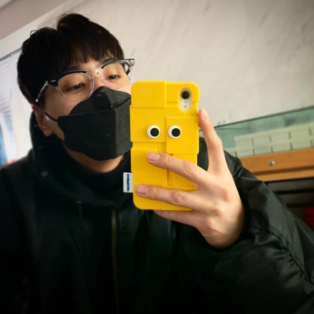 シンバのインスタグラム：「Mask on 숨좀 쉬자 #carveneyewear #earpearp」