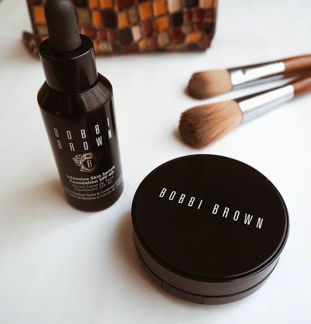 のインスタグラム：「* * 最近のファンデ事情🤎 * * BOBBI BROWNのスキンセラムファンデと、クッションファンデ。 ツヤ肌重視で、肌に合う色と質感を探していたところ、これが浮上💁🏽‍♀️ * * ほどよくカバーしてくれるのに、仕上がりはツヤ肌のままで質感がお気に入り☻ 最後にクッションファンデをパタパタはたいてフィニッシュです🤗 * * #fashion#cosmetics#cosme#foundation#liquidfoundation#cushionfoundation#bobbibrown#florist_zozotown#コスメ#ファッション#ファンデ#ファンデーション#リキッドファンデ#リキッドファンデーション#クッションファンデ#ボビイブラウン#ツヤ肌メイク#ツヤ肌ファンデ」