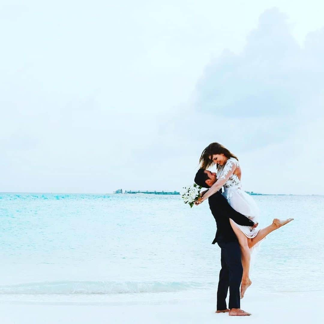 シャフィク・ベセギエさんのインスタグラム写真 - (シャフィク・ベセギエInstagram)「I can officially call you my Wife ❤️💍👰🏽🇲🇻」2月14日 19時07分 - chafikbesseghier