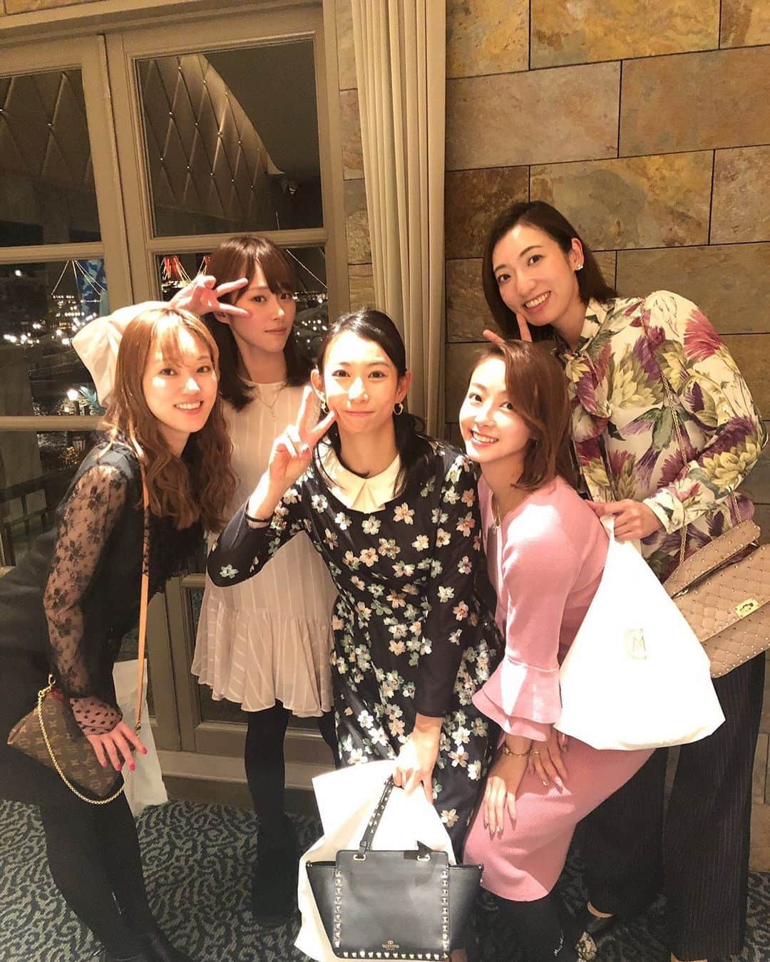 蒼羽りくさんのインスタグラム写真 - (蒼羽りくInstagram)「先日、同期と会えましたー♡ ﻿ ﻿ ﻿ ﻿ とある場所で、思いがけず、﻿ 久々の同期と会えて嬉しかったです😆﻿ 同期と会うと昔の事を思い出したり﻿… 色々な話ができて嬉しくなります😌﻿ ﻿ ﻿ ﻿ #93期﻿ #花組 の﻿ みお(#花奈澪 )﻿ #星組 の﻿ かな(#夢城えれん )﻿ ひろみ(#空乃みゆ )﻿ #宙組 の﻿ 彩子(#愛白もあ )と﻿ 私(#蒼羽りく )﻿ 彩子とは…最近よく会えて嬉しかったりします♡ ﻿ ﻿ ﻿ #久しぶりのpost に﻿ なってしまいました﻿ #気づくと時間が過ぎている。。。﻿ #浦島太郎？🤔﻿ ﻿ ﻿」2月14日 19時13分 - riku_sorahane