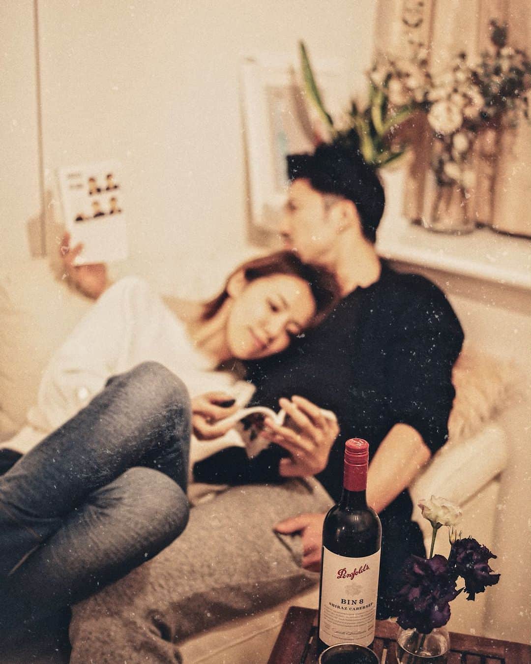 のインスタグラム：「. 私のベスポジ、ソファの端っこ👈🏽 でも今日は先客がいました(๑′ᴗ‵๑) ・ ・ 読みかけの本と、チョコと、赤ワイン📖*･･˚✧ 至福の時間です。 #トレジャリーワインエステーツジャパン 様より #BIN8 をいただいたのだけど、 「飲み頃は今から2030年まで」の表記が🤭💕 ワインセラーがあったら熟成させておくのも楽しそう。 ・ ・ みなさま、素敵なバレンタインを✨ ・ ・ #valentineday2020 #2月14日#ハッピーバレンタイン#バレンタイン#赤ワイン #バレンタインデー#カップルフォト#トレジャリーワイン  #ごろー誕生日おめでとう」