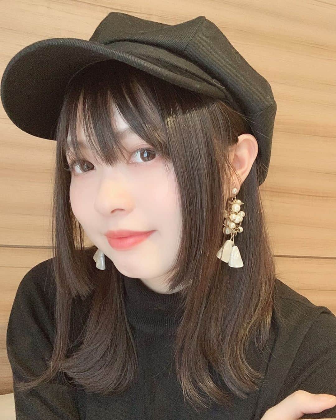鈴木このみのインスタグラム：「新しいキャスケット(*'▽'*) 1時間探してやっと見つけたベストなフォルム🎩 早くもお気に入りです✨  明日はアニゲーフェス名古屋！ よろしくお願いします🍙🍤」