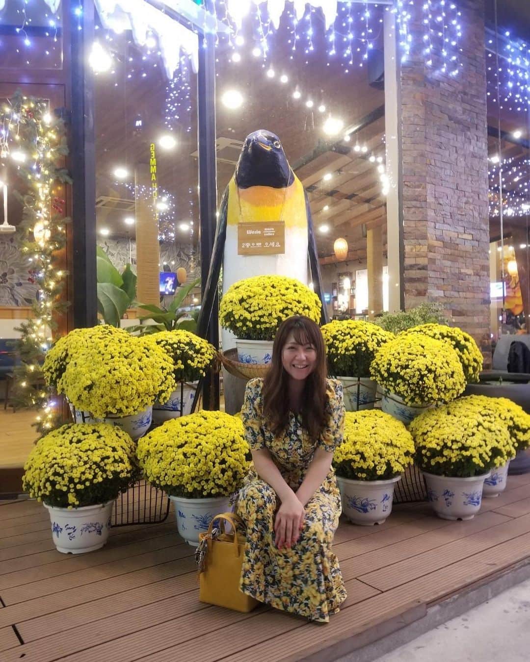 由井香織のインスタグラム：「謎のペンギンと花とわたし🌼 謎に黄色で揃いました。インスタ映え 🟡🟡🟡 ダナンにきたよ✈️ #ダナン　#ベトナム　#Theoceanvilla #ペンギン　#黄色　#ご飯屋さんの前」