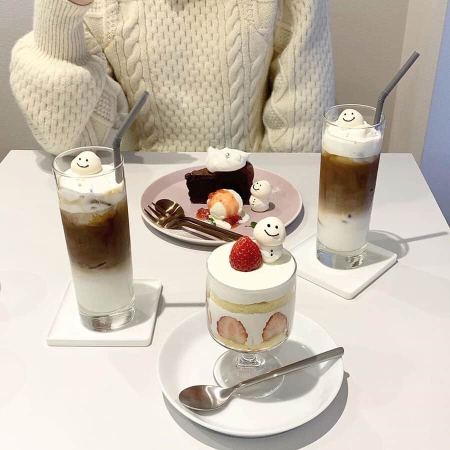 Nom de plumeさんのインスタグラム写真 - (Nom de plumeInstagram)「【雪だるまメニューが可愛い！☃️💓#Eat & Smile】﻿ ﻿ 横浜・あざみ野にあるカフェ『Eat &smile』( @eat.and.smile_ )﻿ ﻿ 溶けちゃった雪だるまのカップケーキや ゆきだるまホイップトッピングのドリンクなど 心くすぐられるメニューがいっぱい！😍﻿ ﻿ その他のメニューも、 フルーツたっぷりのパフェやピザ🍕﻿ など盛りだくさん！💕﻿ ﻿ ちっちゃな雪だるまと一緒に﻿ カフェを満喫してみては？🙆‍♀️✨﻿ ﻿ 📍横浜市青葉区あざみ野南1-16-8大谷ビル1F 営業時間 [月・火・木・金・土] 11:00～18:00（17:30 L.O.) 第2、4、5日曜日 11:30〜18:00(17:30L.O) ランチ 11:00～14:00(L.O.） ﻿ 定休日 水曜日、第1・第3日曜日、不定休﻿ ﻿ ◎詳しい情報はプロフィール欄のURLから﻿ 記事をチェックしてね☑︎🌼◎﻿ ﻿ −−−−−−−−−−−−−−−−−−−−−−−−−−−−﻿ ﻿ Nomdeplumeで﻿ 紹介させていただける写真を募集中🧚‍♀️💜﻿ 素敵な写真が撮れたら﻿ #nomdeplume をつけるか﻿ このアカウントをタグ付けしてね💫﻿ ﻿ −−−−−−−−−−−−−−−−−−−−−−−−−−−−﻿ 🎀photo by 🎀﻿ ・@pyrn51﻿ ・@iceairi_1127﻿ ・@orea.hwa﻿ ・@dooc.01﻿ ・﻿ ◇◇◇◇◇◇◇◇◇◇◇◇◇◇◇◇◇◇◇◇◇◇◇◇◇◇◇◇◇﻿ ﻿ #nomdeplume #カフェ#横浜カフェ#神奈川カフェ#イートアンドスマイル#オーダーケーキ#バースデーケーキ#記念日ケーキ#ショートケーキ#eatandsmile#cafestagram#birthdaycake #cakedecoration#イートアンドスマイルケーキ#雪だるま#ゆきだるま#ゆきだるまスイーツ#도쿄카페#일본카페 #카페스타그램#eatandsmile#azaminocafe#cafestagram#foodie#snowman﻿ #フォレノワール#溶けちゃった雪だるま#グラスデザート#도쿄카페#일본카페 #카페스타그 #eatandsmile#azamino#azaminocafe#cafe#cafestagram#snowman﻿ ﻿」2月14日 19時25分 - nomde_official