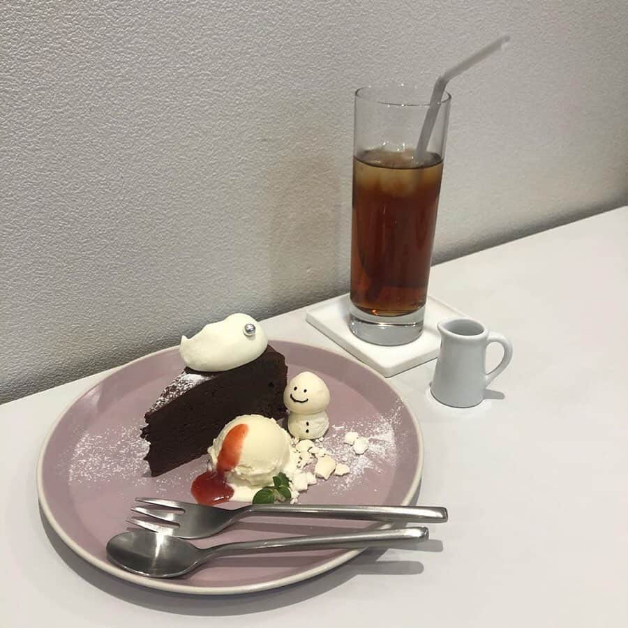 Nom de plumeさんのインスタグラム写真 - (Nom de plumeInstagram)「【雪だるまメニューが可愛い！☃️💓#Eat & Smile】﻿ ﻿ 横浜・あざみ野にあるカフェ『Eat &smile』( @eat.and.smile_ )﻿ ﻿ 溶けちゃった雪だるまのカップケーキや ゆきだるまホイップトッピングのドリンクなど 心くすぐられるメニューがいっぱい！😍﻿ ﻿ その他のメニューも、 フルーツたっぷりのパフェやピザ🍕﻿ など盛りだくさん！💕﻿ ﻿ ちっちゃな雪だるまと一緒に﻿ カフェを満喫してみては？🙆‍♀️✨﻿ ﻿ 📍横浜市青葉区あざみ野南1-16-8大谷ビル1F 営業時間 [月・火・木・金・土] 11:00～18:00（17:30 L.O.) 第2、4、5日曜日 11:30〜18:00(17:30L.O) ランチ 11:00～14:00(L.O.） ﻿ 定休日 水曜日、第1・第3日曜日、不定休﻿ ﻿ ◎詳しい情報はプロフィール欄のURLから﻿ 記事をチェックしてね☑︎🌼◎﻿ ﻿ −−−−−−−−−−−−−−−−−−−−−−−−−−−−﻿ ﻿ Nomdeplumeで﻿ 紹介させていただける写真を募集中🧚‍♀️💜﻿ 素敵な写真が撮れたら﻿ #nomdeplume をつけるか﻿ このアカウントをタグ付けしてね💫﻿ ﻿ −−−−−−−−−−−−−−−−−−−−−−−−−−−−﻿ 🎀photo by 🎀﻿ ・@pyrn51﻿ ・@iceairi_1127﻿ ・@orea.hwa﻿ ・@dooc.01﻿ ・﻿ ◇◇◇◇◇◇◇◇◇◇◇◇◇◇◇◇◇◇◇◇◇◇◇◇◇◇◇◇◇﻿ ﻿ #nomdeplume #カフェ#横浜カフェ#神奈川カフェ#イートアンドスマイル#オーダーケーキ#バースデーケーキ#記念日ケーキ#ショートケーキ#eatandsmile#cafestagram#birthdaycake #cakedecoration#イートアンドスマイルケーキ#雪だるま#ゆきだるま#ゆきだるまスイーツ#도쿄카페#일본카페 #카페스타그램#eatandsmile#azaminocafe#cafestagram#foodie#snowman﻿ #フォレノワール#溶けちゃった雪だるま#グラスデザート#도쿄카페#일본카페 #카페스타그 #eatandsmile#azamino#azaminocafe#cafe#cafestagram#snowman﻿ ﻿」2月14日 19時25分 - nomde_official