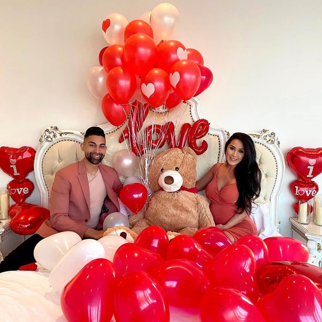 laurag_143のインスタグラム：「Everyday feels like #valentines with @dhar.mann 😍 He constantly finds ways to surprise me with Ka-ute things ❤️ So this year I decided to plan #valentineday 💘 Vlog will be up today 🥰 - Comment below what your plans are for today ❤️」