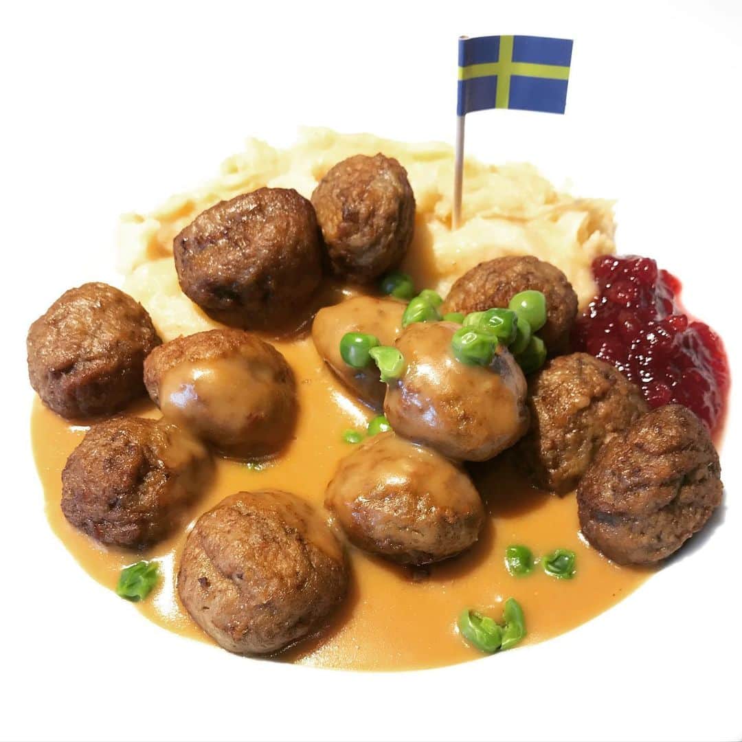 宇野薫のインスタグラム：「IKEAのミートボール🧆って ジャムとソースとポテトを 上手くつけながら食べるのが好き。  #IKEA #ikeaのミートボール  #ikeaのミートボール大好き  #ミートボール #宇野薫」