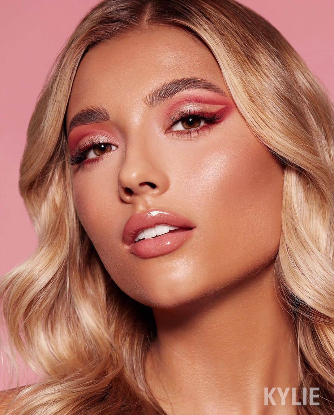 Kylie Cosmeticsさんのインスタグラム写真 - (Kylie CosmeticsInstagram)「Valentine's Day glam 😍 featuring our new high gloss in Wish Come True, Burgundy Palette + More Pie Please shimmer eye glaze ✨ shop 2 for $20 Lip Singles now on KylieCosmetics.com」2月15日 5時04分 - kyliecosmetics