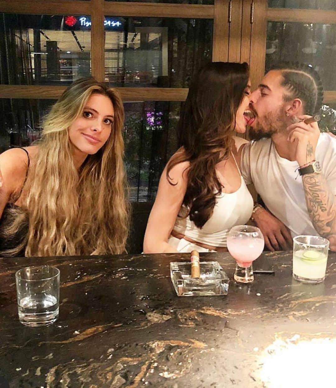 Leleponsさんのインスタグラム写真 - (LeleponsInstagram)「HAPPY VALENTINES DAY! My love life be like....💔💔💔 (tag a third wheel)」2月15日 5時07分 - lelepons