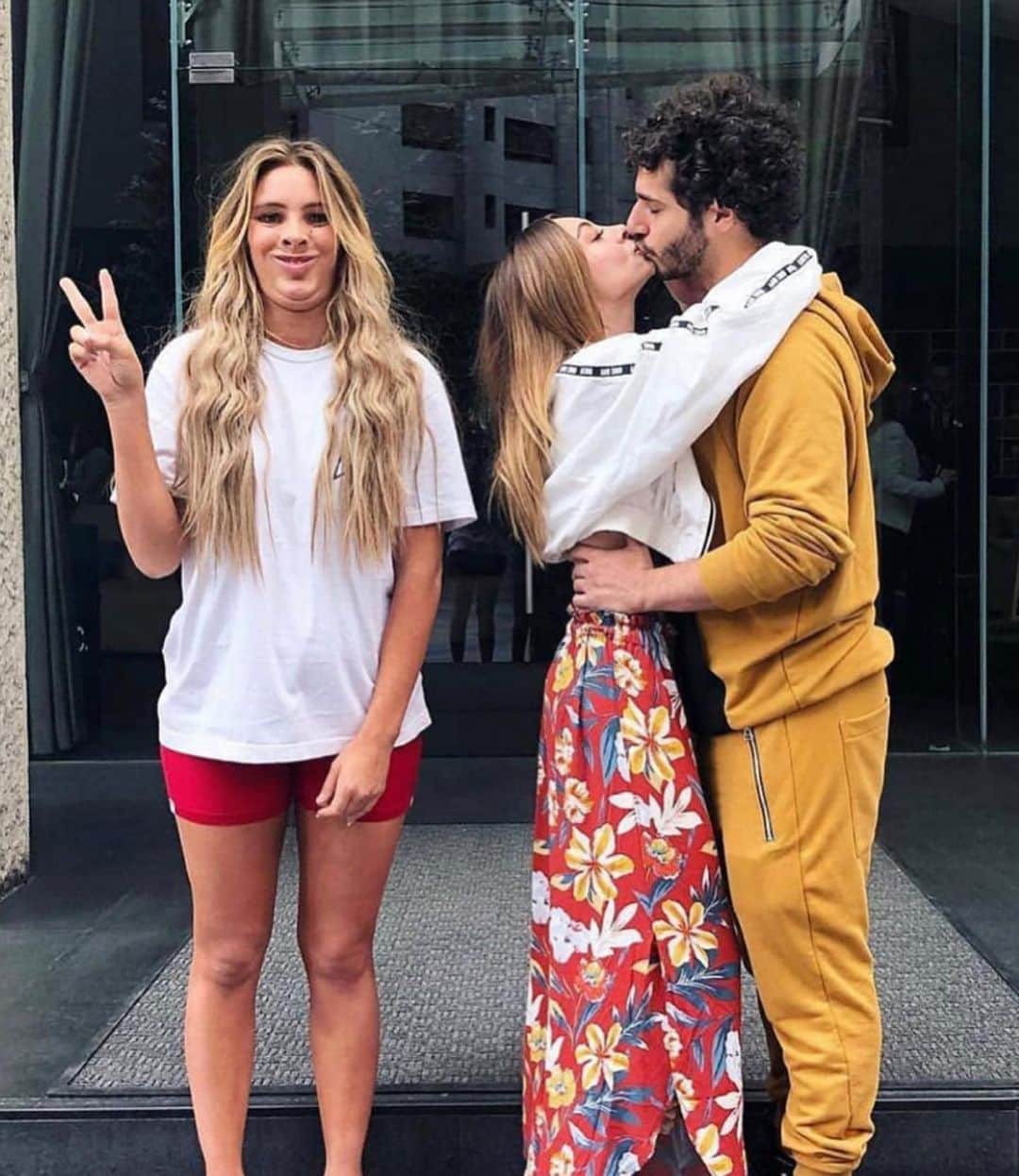 Leleponsさんのインスタグラム写真 - (LeleponsInstagram)「HAPPY VALENTINES DAY! My love life be like....💔💔💔 (tag a third wheel)」2月15日 5時07分 - lelepons