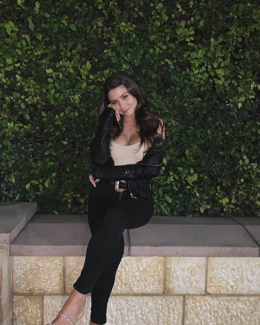 ジャック・レイ・パイルズのインスタグラム：「josh said “it’s Valentine’s Day and you’re only gonna post a picture of yourself??” And I said “yup, because I love myself, duhhhh”🤷🏻‍♀️ 😂 what’s your fave part of valentines ?!」