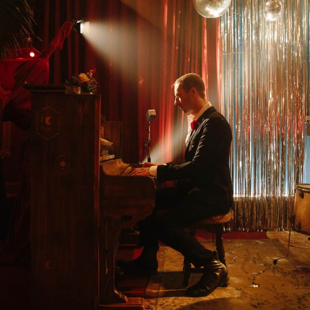Coldplayさんのインスタグラム写真 - (ColdplayInstagram)「Cry Cry Cry video shoot  Rivoli Ballroom, London 📷 @emilyknecht  Directed by @dakotajohnson and @coryjamesbailey, a @teatime.pictures production  Band styling @bethfenton_」2月15日 5時27分 - coldplay