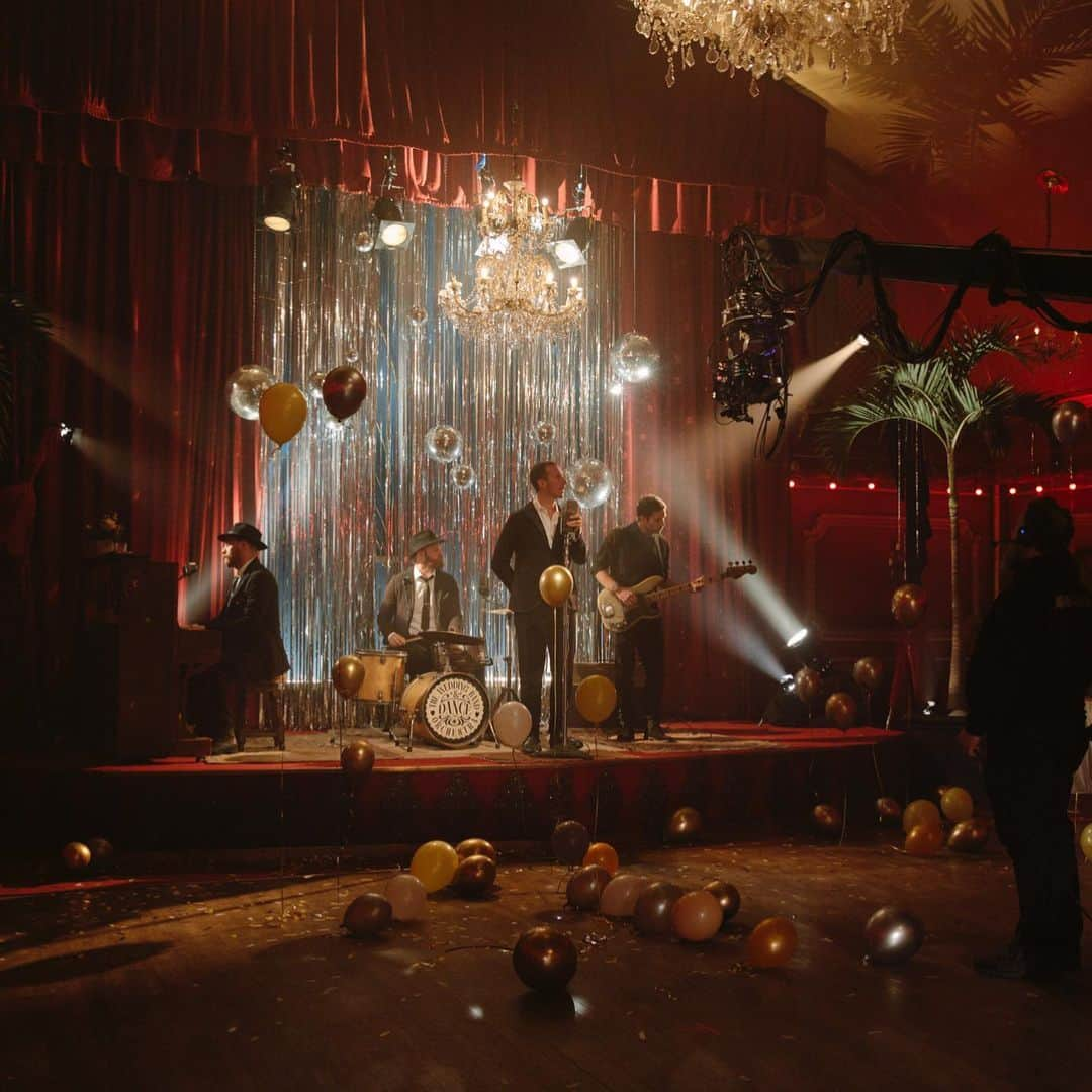 Coldplayさんのインスタグラム写真 - (ColdplayInstagram)「Cry Cry Cry video shoot  Rivoli Ballroom, London 📷 @emilyknecht  Directed by @dakotajohnson and @coryjamesbailey, a @teatime.pictures production  Band styling @bethfenton_」2月15日 5時27分 - coldplay