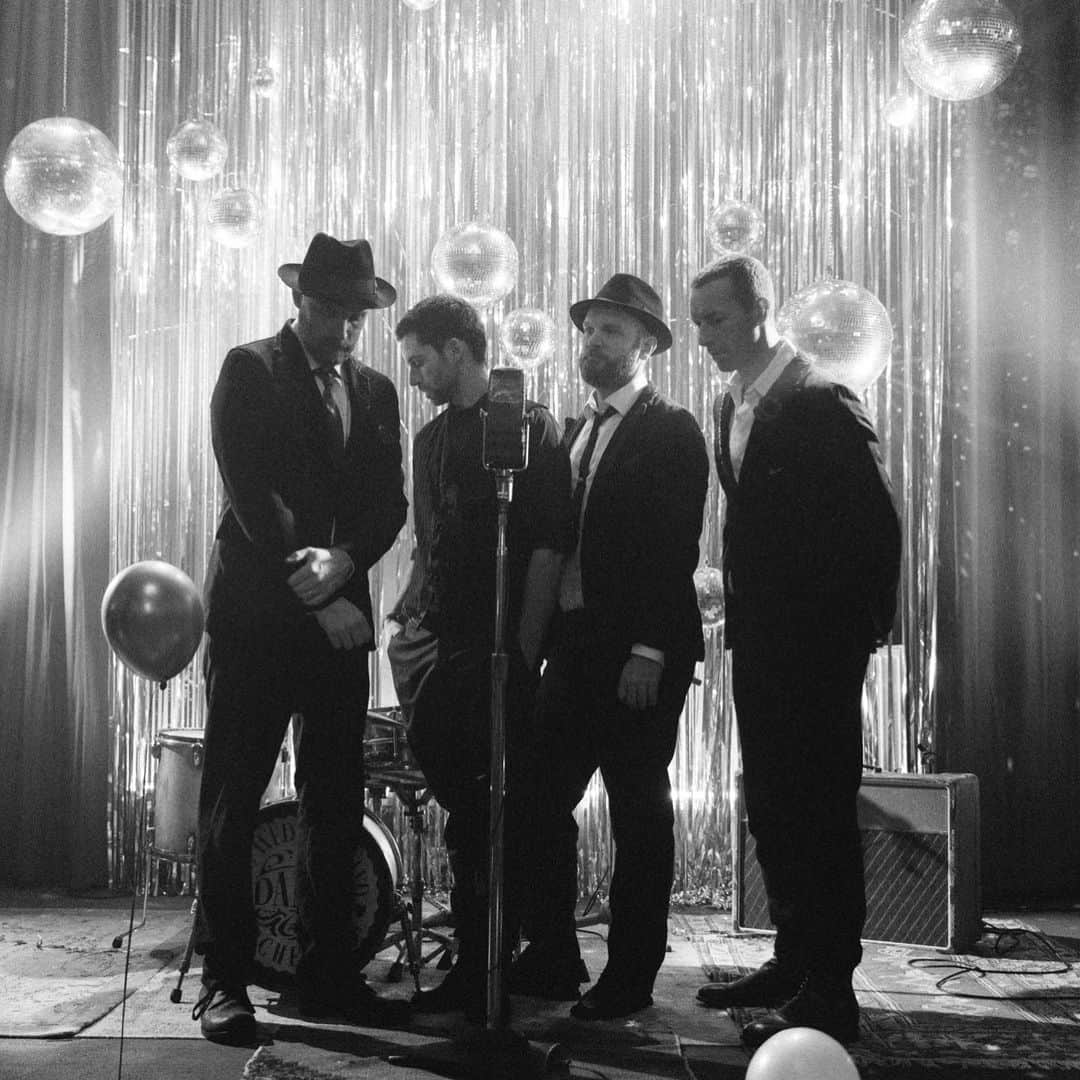 Coldplayのインスタグラム：「Cry Cry Cry video shoot  Rivoli Ballroom, London 📷 @emilyknecht  Directed by @dakotajohnson and @coryjamesbailey, a @teatime.pictures production  Band styling @bethfenton_」