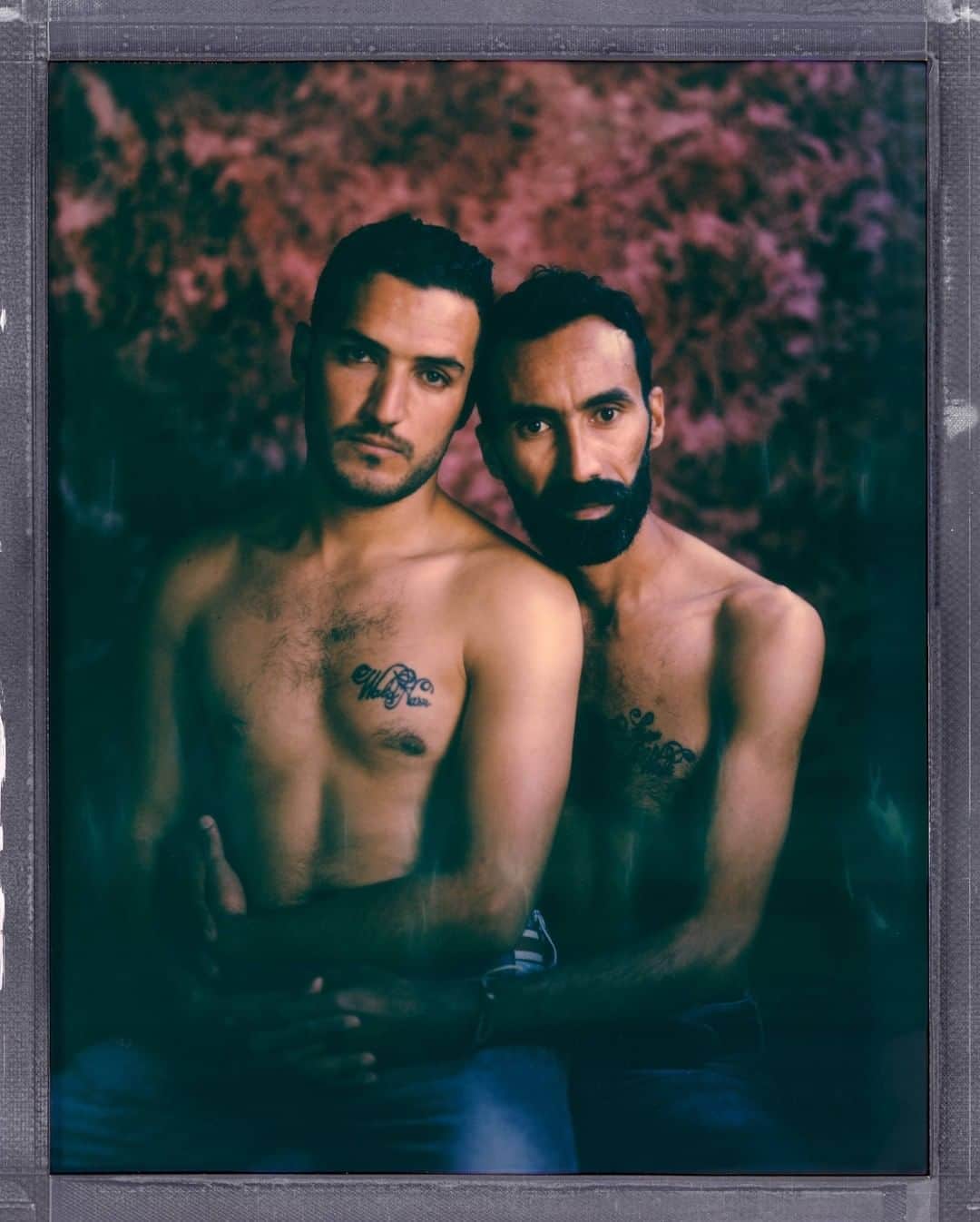 のインスタグラム：「Photo by Robin Hammond @Hammond_Robin | This Valentine's Day I’m thinking about Abdesattar (left) and his boyfriend, Walid (right), from Tunisia. Because of hostile attitudes toward same-sex relationships in the region and laws that make some consensual same-sex acts a crime, they had kept their relationship hidden. “We moved from place to place, lied to families and friends. We had to pretend, and to be someone else,” said Walid. “We love each other and we will never give up on each other, whatever happens.” As a symbol of their commitment, they tattooed each other's names on their chests. In an act of defiance, they took off their tops to show their tattoos—they would not hide their love any longer. They chose to tell their story for my project that amplifies the voices of #LGBTQ people around the world. @WhereLoveIsIllegal #valentinesday」