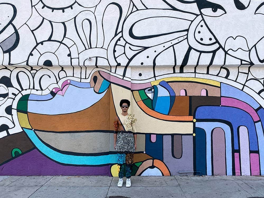 デヴィッド・ギルモアさんのインスタグラム写真 - (デヴィッド・ギルモアInstagram)「About 4 years ago I painted a mural in LA’s Korea Town in which I  based the face in this part of the piece on my friend @khalifboyd. Yesterday I did a camouflage of sorts on Khalif using body paint and a ton of color matched paper flowers I made from construction paper. Camouflage body paints are typically about the model disappearing into the background, however, I wanted Khalif to stand out while blending.  The building I painted the mural on has a very rough and aggressively bumpy stucco and while painting it I may have cursed that surface once or twice. 😌 In this I wanted the paper flower portion to be very texturally alive as a “oh yeah bumpy wall, well take this!” This mural was sponsored by @zappos and facilitated by @beautifyearth. Thanks Brother Khalif for always being a champ!  #khalifboyd #davidgilmorestudio #standout #dontblendin #zapposart #beautifyearth #koreatown #lastreetart #ktownmurals」2月15日 5時49分 - davidgilmore