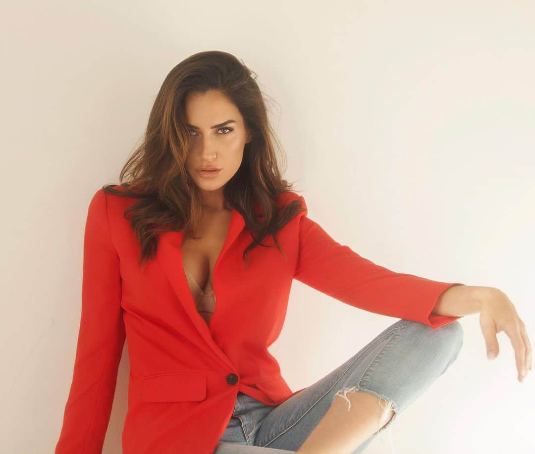 のインスタグラム：「“You deserve all the love in the world, especially from yourself” #dontforget that today and often! #happyvalentinesday ❤️ @strawhat_productions @revolve @lacademie_」