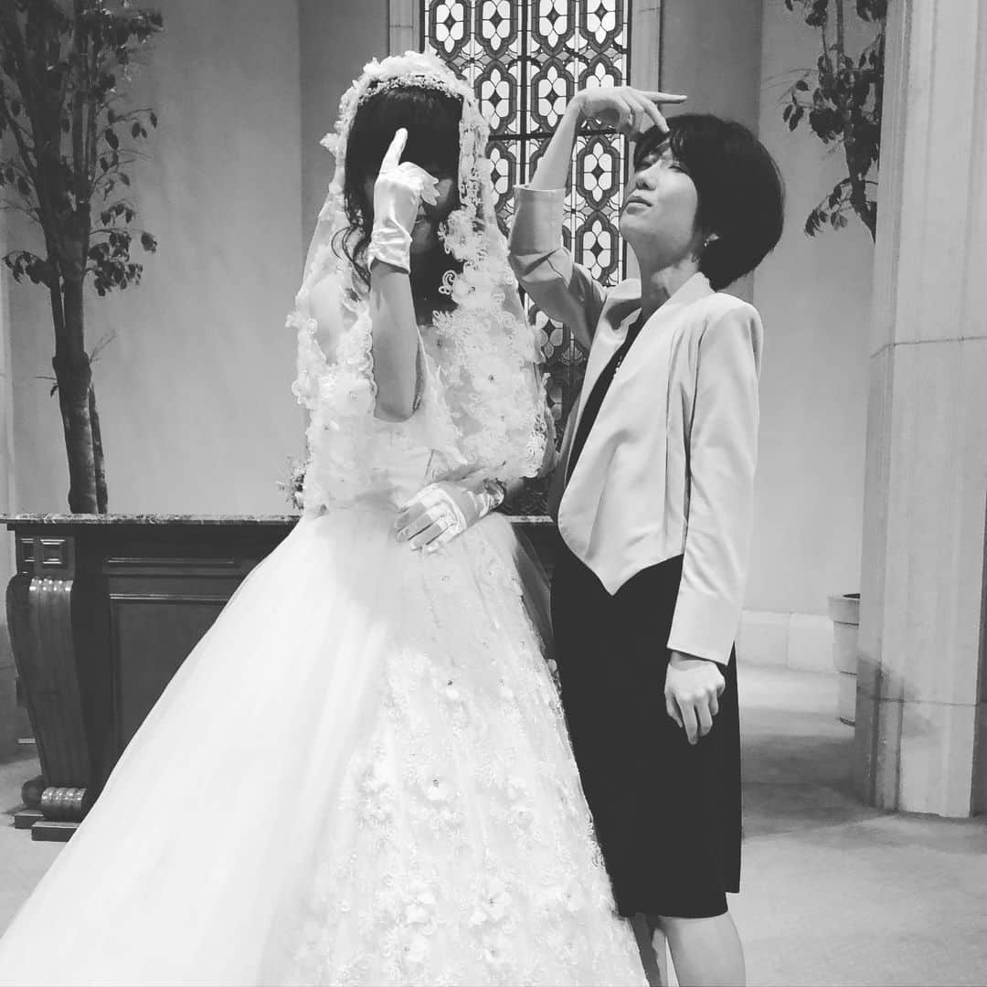 櫻井リヤのインスタグラム：「妹の結婚式でした。V系ポーズ #おめでとう」