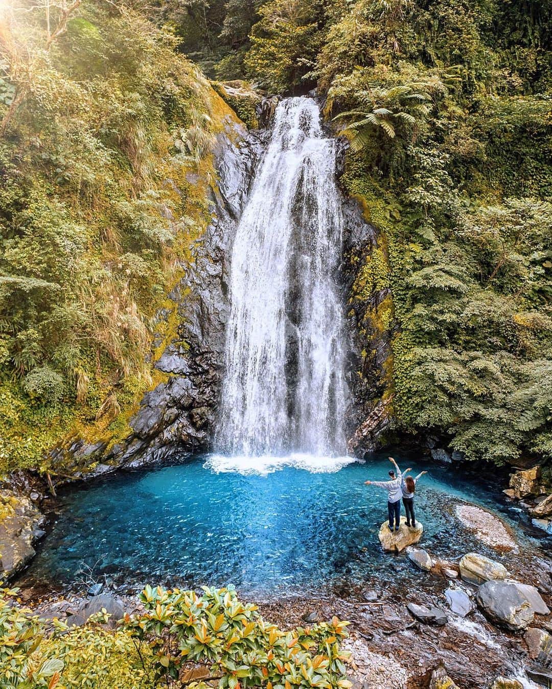 樂さんのインスタグラム写真 - (樂Instagram)「宜蘭。新寮瀑布⛰️ 一個只需要走10分鐘就可以到達到瀑布，是個適合踏青夏天適合玩水的地方💙 快點收藏起來了🔥🔥🔥 這次兩張都好喜歡，選首圖又選了好久，你們喜歡哪一張🤣 Tag朋友一起來玩吧📷 With /  @aguaphoto @mbn0619  @bryan123528」2月14日 21時19分 - ygt1016