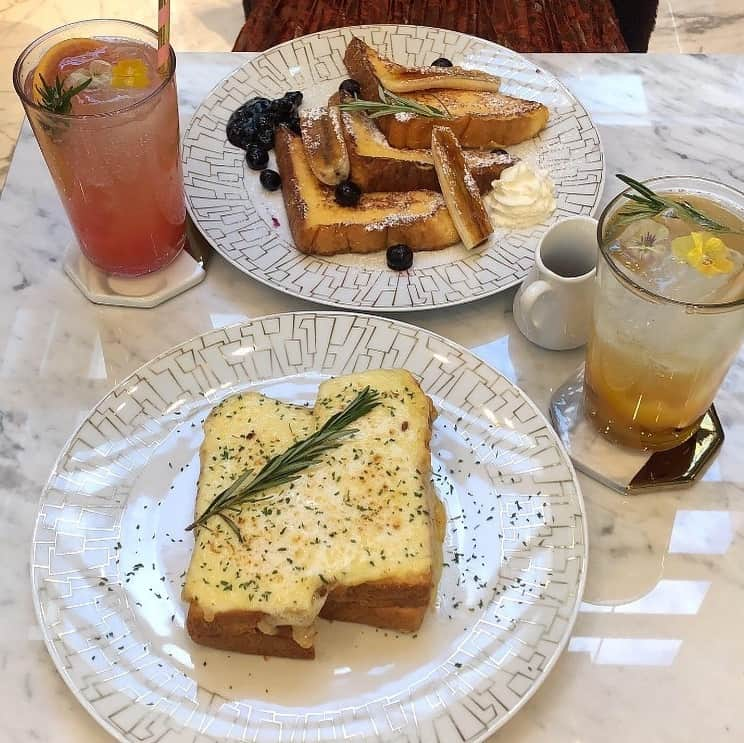 PATRA magazineさんのインスタグラム写真 - (PATRA magazineInstagram)「2/14♡スワイプしてね👉「まるで宮殿♡”Salon de Louis Jewelry Cafe ”☕️💓」⠀ .⠀ 代官山で今話題のカフェ”Salon de Louis Jewelry Cafe”⠀ .⠀ 宮殿をイメージしたかのような空間がとってもおしゃれ..♡⠀ .⠀ みかんラテが人気だけど、⠀ アールグレイ味のアイスが添えられた、フレンチトーストの人気がアツい..！⠀ ..⠀ 紅茶の香りとフレンチトーストの甘さの相性抜群◎⠀ .⠀ ランチにぴったりのおかず系フレンチトーストも注目！⠀ .⠀ みんなも試してみてね！⠀ .⠀ ♡店舗情報♡⠀ 最寄駅：代官山駅⠀ 営業時間：１１：００〜１０：００⠀ ⠀ .⠀ Thank you 🌹⠀ @chankaho_dir / @nice_araki0811⠀ @___reimm.74 / @mamizoushishi⠀ @maayaannn3 / @__honocha⠀ .⠀ 今女の子の中で流行っているコトやITEMがあればPATRAをタグ付けして教えてね❤︎⠀ 皆さんのすてきな投稿をぜひ紹介させてください！⠀ .⠀ #patra #カフェ巡り #おしゃれカフェ #インスタ映え #フォトジェニック #美味しい #おすすめ #観光 #レストラン #カフェ #都内 #みかんラテ #関東 #代官山 #代官山駅 #フレンチトースト #スイーツ巡り  #おしゃカフェ #LouisJewelryCafe #みかんラテ」2月14日 21時30分 - patra__jp