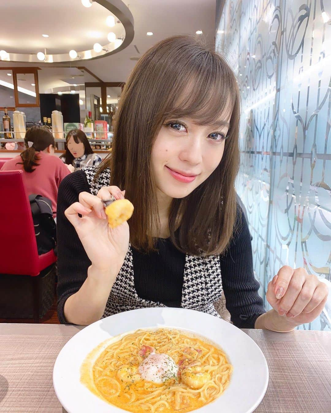 みき みーやんさんのインスタグラム写真 - (みき みーやんInstagram)「今からラーメン食べて帰る🍜💕 . （これは別の日の写真ですw . #甘党女子#神戸カフェ#神戸ランチ#スイーツ#ヘアスタイル#神戸#カフェ巡り#インスタフード#カフェ巡り#ヘアアレンジ#instagood#神戸インスタ映え#暗髪#ランチ#三宮ランチ#三ノ宮ランチ#暗髪カラー#透明感カラー#どっち #instalike#me#girl#foodstagram#きょコ#ミディアムヘア#前髪#コーディネート」2月14日 21時22分 - mi_yan0101