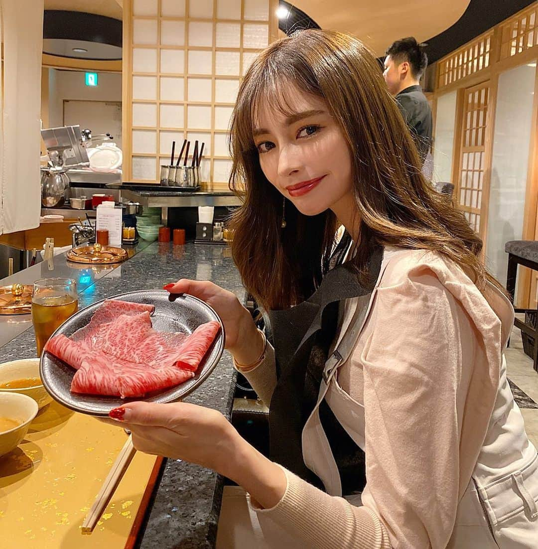 得あゆさんのインスタグラム写真 - (得あゆInstagram)「いよちゃんとしゃぶしゃぶ🥩❤️ 赤坂しゃぶ玄　@akasaka.shabugen 1人しゃぶしゃぶしながら食べられるお店🍖 8800円コースで大満足でした！ ・ ・ ・ ・ ・ ・ ・ ・ ・ ・ ・ #赤坂#しゃぶ玄#しゃぶしゃぶ#お肉#肉#美味しい#グルメ#食べ歩き#夜ご飯#女子会#デート#カップル#バレンタイン#赤身#ディナー#ダイエット#スタイル#ガーリー#春服#春メイク#ヘアスタイル#インスタ映え#カメラ女子#写真#赤坂#飲み会#飲み#japanesefood#japanesegirl#dinner#akasaka」2月14日 21時31分 - tokuayu819