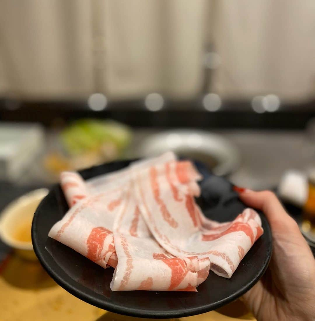 得あゆさんのインスタグラム写真 - (得あゆInstagram)「いよちゃんとしゃぶしゃぶ🥩❤️ 赤坂しゃぶ玄　@akasaka.shabugen 1人しゃぶしゃぶしながら食べられるお店🍖 8800円コースで大満足でした！ ・ ・ ・ ・ ・ ・ ・ ・ ・ ・ ・ #赤坂#しゃぶ玄#しゃぶしゃぶ#お肉#肉#美味しい#グルメ#食べ歩き#夜ご飯#女子会#デート#カップル#バレンタイン#赤身#ディナー#ダイエット#スタイル#ガーリー#春服#春メイク#ヘアスタイル#インスタ映え#カメラ女子#写真#赤坂#飲み会#飲み#japanesefood#japanesegirl#dinner#akasaka」2月14日 21時31分 - tokuayu819