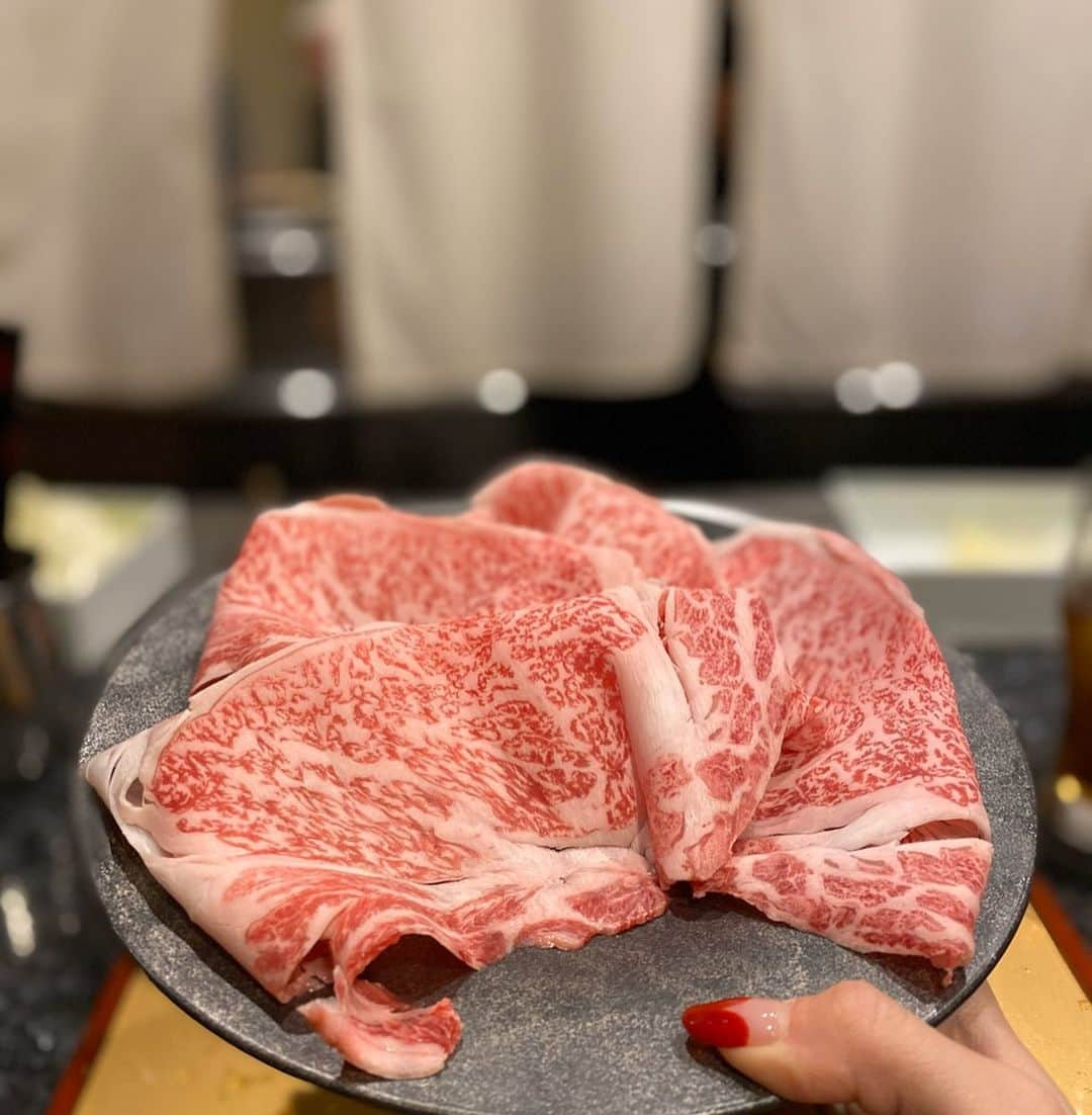 得あゆさんのインスタグラム写真 - (得あゆInstagram)「いよちゃんとしゃぶしゃぶ🥩❤️ 赤坂しゃぶ玄　@akasaka.shabugen 1人しゃぶしゃぶしながら食べられるお店🍖 8800円コースで大満足でした！ ・ ・ ・ ・ ・ ・ ・ ・ ・ ・ ・ #赤坂#しゃぶ玄#しゃぶしゃぶ#お肉#肉#美味しい#グルメ#食べ歩き#夜ご飯#女子会#デート#カップル#バレンタイン#赤身#ディナー#ダイエット#スタイル#ガーリー#春服#春メイク#ヘアスタイル#インスタ映え#カメラ女子#写真#赤坂#飲み会#飲み#japanesefood#japanesegirl#dinner#akasaka」2月14日 21時31分 - tokuayu819