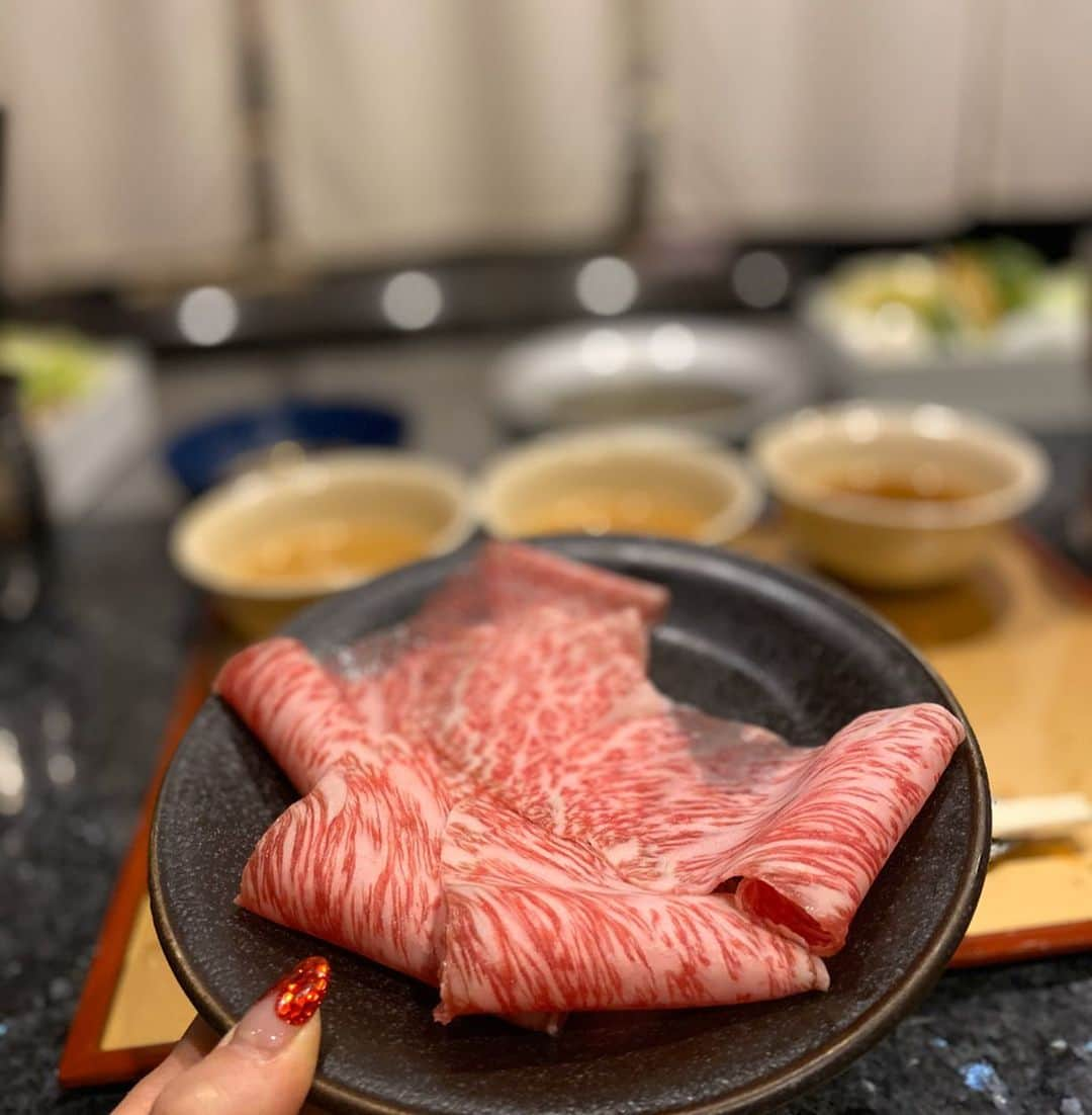 得あゆさんのインスタグラム写真 - (得あゆInstagram)「いよちゃんとしゃぶしゃぶ🥩❤️ 赤坂しゃぶ玄　@akasaka.shabugen 1人しゃぶしゃぶしながら食べられるお店🍖 8800円コースで大満足でした！ ・ ・ ・ ・ ・ ・ ・ ・ ・ ・ ・ #赤坂#しゃぶ玄#しゃぶしゃぶ#お肉#肉#美味しい#グルメ#食べ歩き#夜ご飯#女子会#デート#カップル#バレンタイン#赤身#ディナー#ダイエット#スタイル#ガーリー#春服#春メイク#ヘアスタイル#インスタ映え#カメラ女子#写真#赤坂#飲み会#飲み#japanesefood#japanesegirl#dinner#akasaka」2月14日 21時31分 - tokuayu819