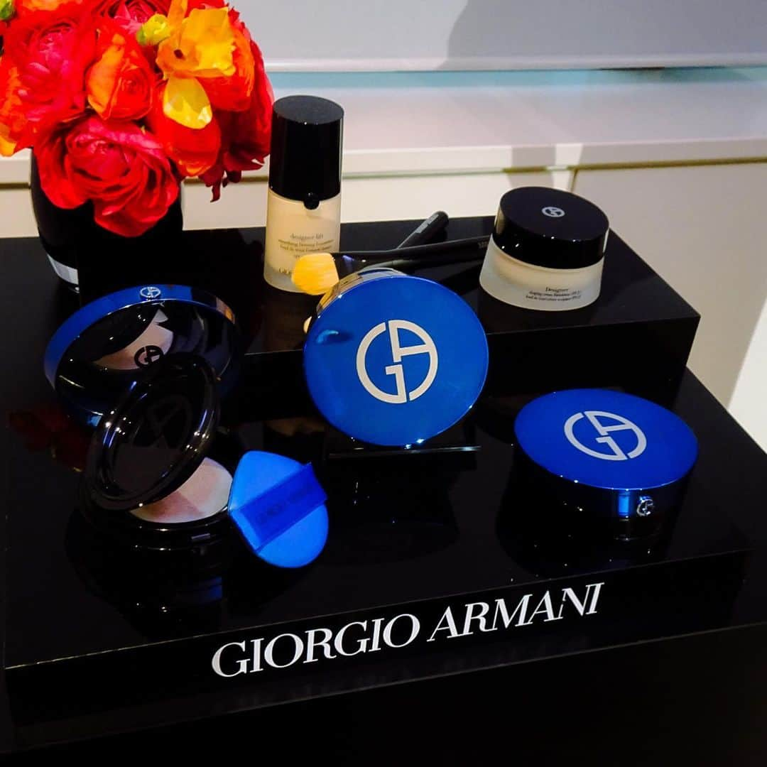 FAVOR【フェイバー】さんのインスタグラム写真 - (FAVOR【フェイバー】Instagram)「【速報】GIORGIO ARMANI beauty 2020年春新製品情報 ♪ . アルマーニといえばベイスメークを思い浮かぶ方も少ないはず！今回はデザイナー ファンデーションシリーズに進化系クッションファンデが新しく仲間入り 💓 その名は「デザイナー メッシュ クッション」 . 【ポイント】 ・約30%の水分を含んだバーム状のクリームファンデーションでひんやりとした使い心地。 ・独自のメッシュ素材で取り方次第ミディアム〜ハイカバレッジまで、カバー力自由自在。 ・アルマーニファンデーション史上最高値 SPF50/PA+++ ・光沢感の強いブルーにシルバーと、インパクトのあるパッケージ。 . ジョルジオ アルマーニ デザイナー メッシュ クッション 全4色 各 9,200円（税抜）レフィル 6,000円（税抜） 2020年3月27日新発売 . #GIORGIOARMANI #ジョルジオアルマーニ #デザイナーメッシュクッション #クッションファンデーション  #ベースメイク #新作ファンデ  #デパコス #コスメ #新発売 #コスメ紹介 #化粧品 #メイク好きな人と繋がりたい #コスメ好きさんと繋がりたい #美容好きな人と繋がりたい #コスメレポ #コスメ大好き #コスメ好き  #コスメマニア」2月14日 21時31分 - favor_official