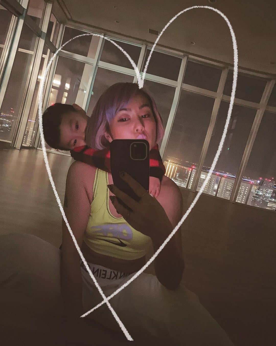 Nazukiのインスタグラム：「2020.2.14❣️ 𝓗𝓪𝓹𝓹𝔂 𝓼𝔀𝓮𝓮𝓽 𝓿𝓪𝓵𝓮𝓷𝓽𝓲𝓷𝓮 ❤️🍫🎁 . ダンス後の親子Photo📸 全くバレンタインの服じゃないけど😭  #happyvalentine #valentine  #myson #mama #love #sweetvalentine  #親子　#男の子ママ　#バレンタイン #シンママ」