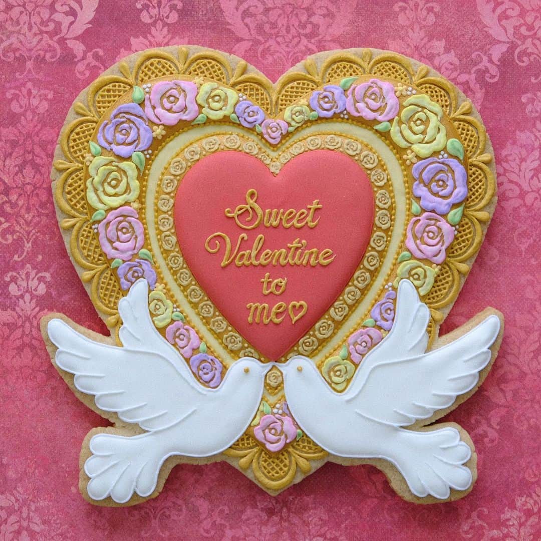 KUNIKAのインスタグラム：「Lovely Valentine's Day icing cookie for @xx_uca_xx chan ❤️ Thank you so much for your order!  #artofkunika #sugarcookies #decoratedcookies #cookieart #decoratedsugarcookies #royalicing #royalicingcookies #cookiedecorating #customcookies #cookiesofinstagram #cookiedesign #cookieartist #instacookie #valentines #valentinescookies #アイシングクッキー ﻿」