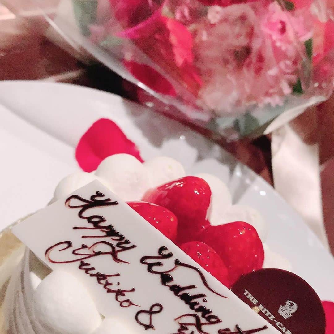 真樹麗子さんのインスタグラム写真 - (真樹麗子Instagram)「Happy Valentine's Day💖  そして、我が家は結婚記念日💍✨ 11年目を祝して乾杯🍾  出会ってから、温かい幸せな日々💕 いつも『ありがとう💗』を大切にしてくれる主人。 素直に嬉しく、、素敵だと思う✨  これからも優しさの中で、睦み合い、ずっと一緒にいられますように🌈✨ #結婚記念日 #happyvalentinesday❤️ #結婚式を挙げた思い出の場所」2月14日 21時33分 - makiofficial_0718