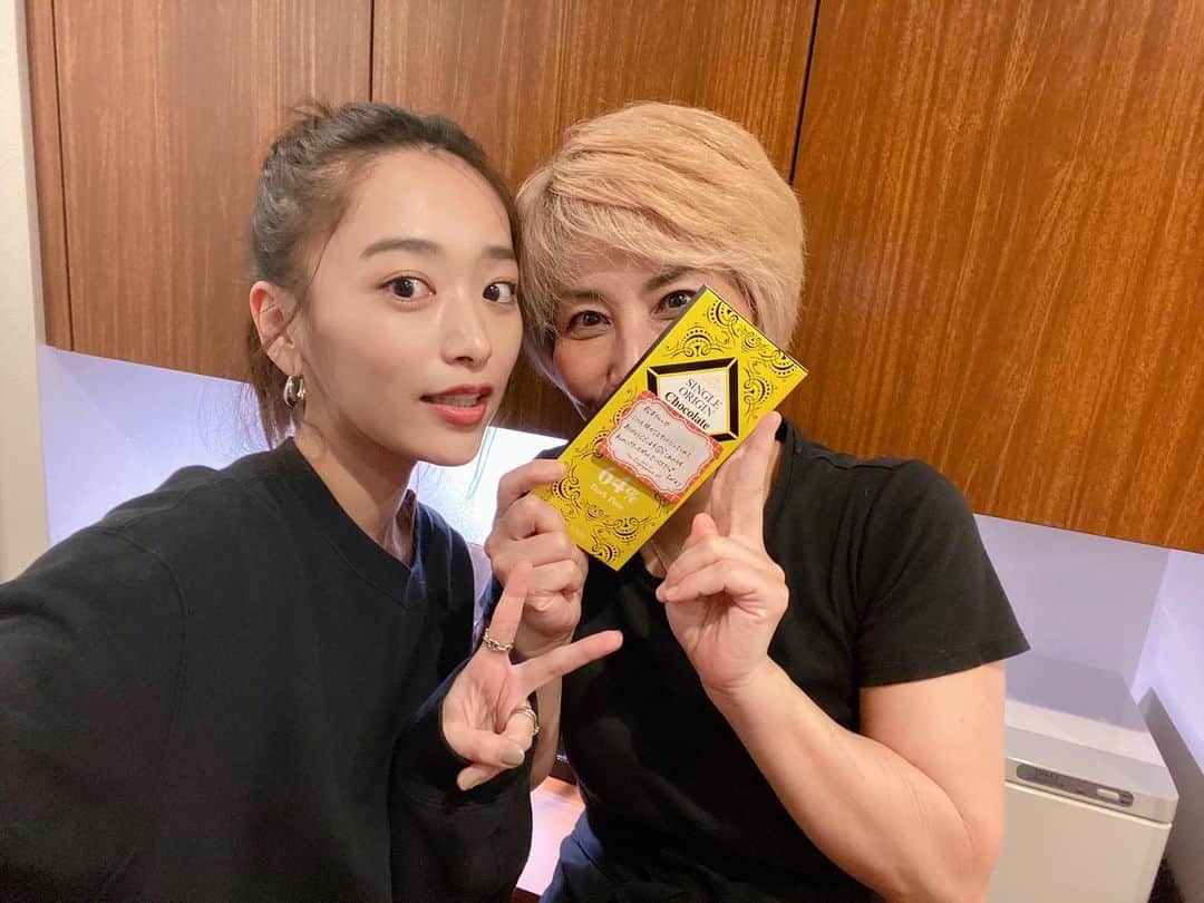 近藤千尋のインスタグラム：「1人目の時も2人の時も 妊娠〜産後までずっとお世話になっている松本さん❤️ @m_beautystyling  体型キープもなんですが、 肩こりがひどいのでいつもほぐしてもらいます💦 娘と一緒に行かせてもらって感謝です…🙇‍♀️❤️ もう8年くらいボディメンテナンスしてもらっている最強のパートナーです💕 歯の裏側矯正中仲間でもあるのです。笑😆  #更新したいことが溜まっている #もう金曜日 #仕事のことも育児のことも #沢山載せたいのに #寝落ち　笑」
