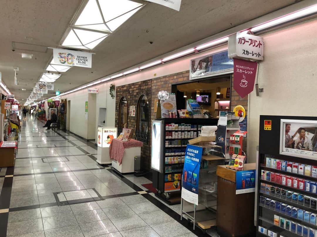 甲斐みのりさんのインスタグラム写真 - (甲斐みのりInstagram)「大学時代を過ごした大阪で仕事。ねばってねばって歩き回って、日暮れと同時におしまいに。 閉店前にかけ足で、堺町本町の地下街にある、昭和45年創業の「スカーレット」へ。朝の連続小説に夢中な今こそ、立ち寄りたかった大好きな喫茶店。 今はなき福田珈琲ブランド「珈琲は黒い魔女」のキャラクター・マコちゃんが、店じゅうあちらこちらに。マコちゃんは福田珈琲創業者の同級生だった、手塚治虫先生が手がけている。以前は宝塚の手塚治虫記念館でもマコちゃん巾着に入ったコーヒー豆を買うことができたけれど、福田珈琲がコーヒー事業から撤退した今はもう幻。それでも喫茶スカーレットでマコちゃんを愛でられるのがありがたく、大阪に赴くたび通わずにいられない。 「朝ドラはスカーレット」「コーヒーはスカーレット」についてマスターに話しを聞いたところ、大阪でドラマの収録がはじまってからしばらくして、NHK関係者が、主人公・きみちゃんの写真を持ってきてくれたそう。マコちゃんときみちゃんを並べてみると、緋色（スカーレット）の洋服が姉妹のようにぴったりはまって、店先に飾っているという。 今日は何軒も店をめぐり、大阪らしい濃いコーヒーを何杯も飲んだので、ミックスジュースを注文。バレンタインだからと、特別にチョコレートもいただいた。  #喫茶喫茶喫茶 #乙女の大阪」2月14日 21時42分 - minori_loule