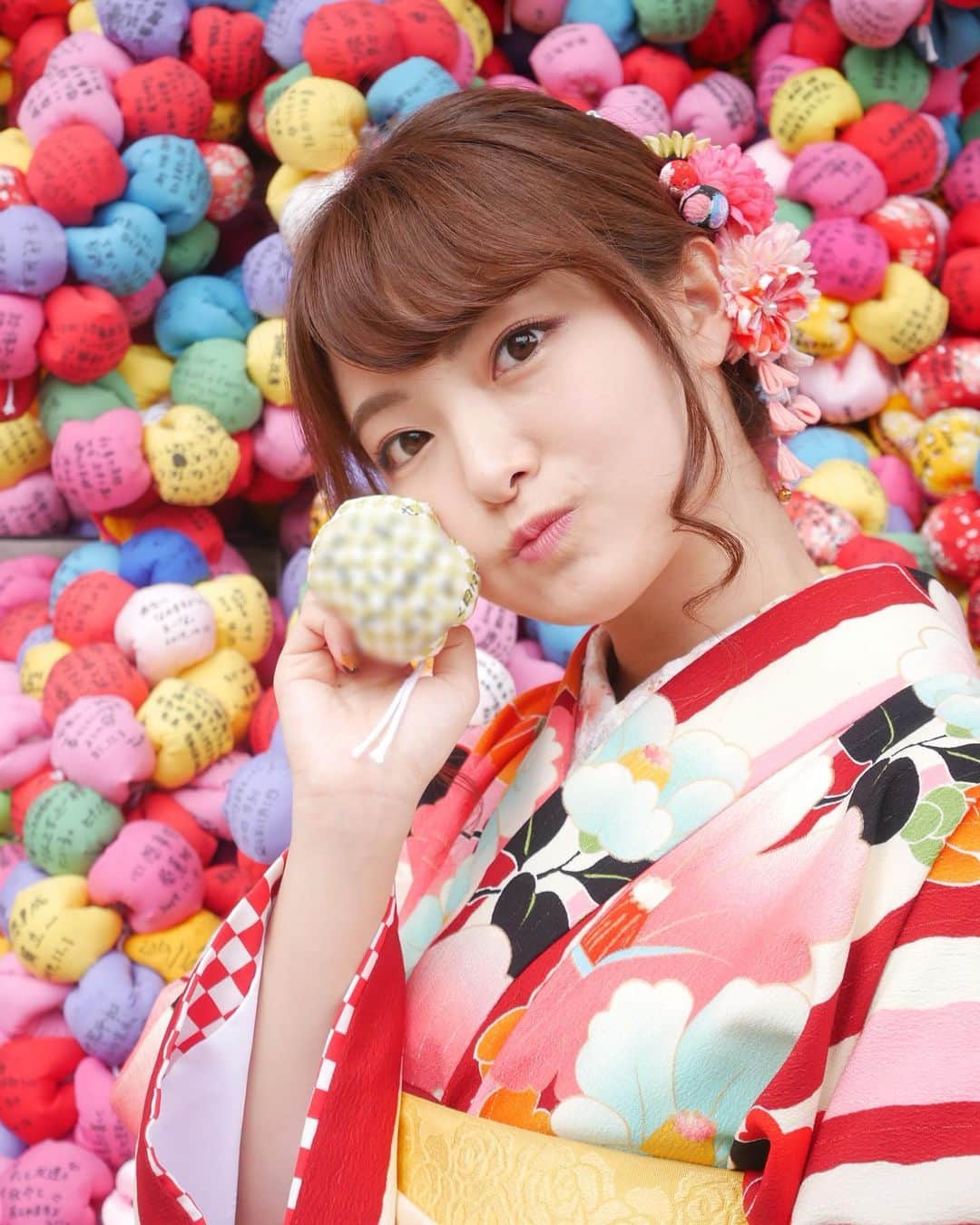遠野愛のインスタグラム：「Happy Valentine❣️ 今週のラジオでは「バレンタインのちょっぴり悲しい思い出」について話しています😢笑 月曜19時から　由真と愛のWedge of Love  遅くなりましたが一週間radikoのタイムフリーで聴けるので土日に是非📻  写真はこの前京都に行った時の！ 一眼をもってる友達に撮ってもらいました📸 お願いごとになんて書いたかは秘密です🤫  #バレンタイン　#valentine  #京都　#旅行　#八坂庚申堂 #着物　#お手玉　#kyotojapan #京都旅行 #kyoto #kimono」