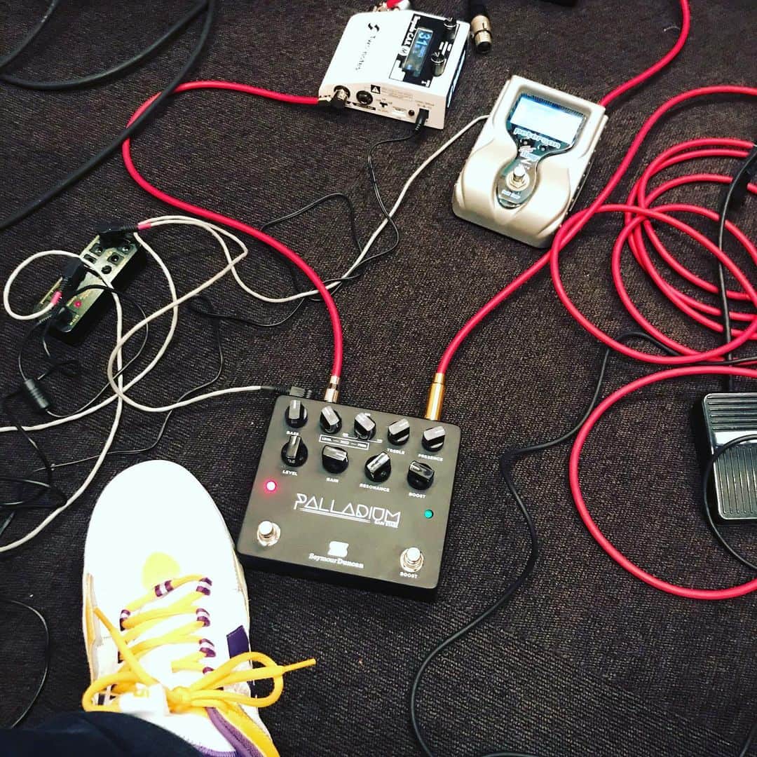 Larry のインスタグラム：「今回のレコーディングはプリアンプとスピーカーシミュレーターで録りました。 ライブでも使おうかな。 #espguitars  #seymourduncan  #twonotes  #onecontrol  #soundcrew  #converse」