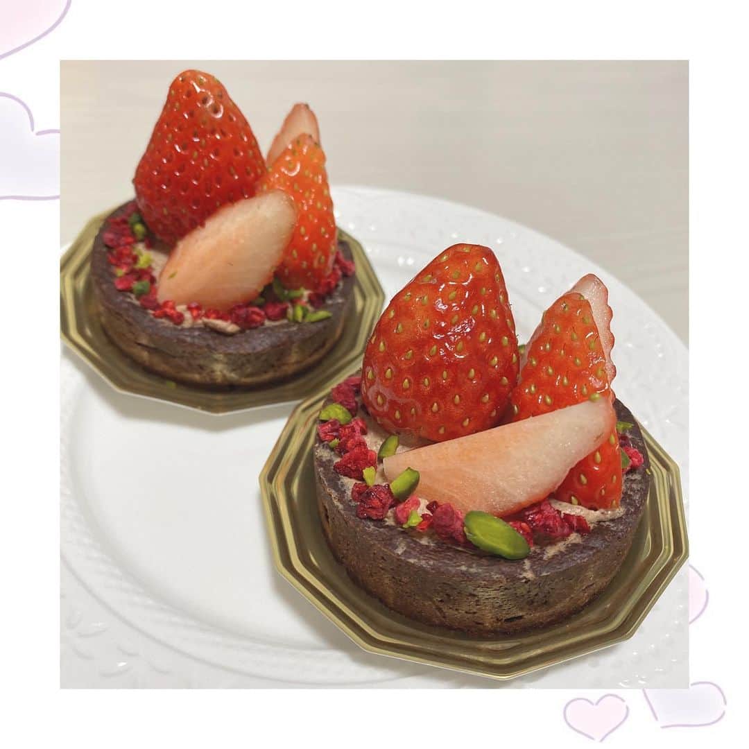 葉月智子さんのインスタグラム写真 - (葉月智子Instagram)「. Happy Valentine💝 今年のバレンタインはいちごとチョコのタルトとココアのカップケーキを作りました♪ . 欲しい人〜〜〜？？🥺💕 . #cotta でシルパンとタルトリング買ったからタルト作ってみたよ #インスタ映え 出来てる？？ #いちごで何でも可愛くなる説 #バレンタイン #Valentine #スイーツ #sweets  #タルト #カップケーキ #手作り #お菓子作り  #cooking #ちょもcook #葉月智子 #ちょもちゃん  #Chomostagram」2月14日 21時49分 - tomoko_hazuki_official_