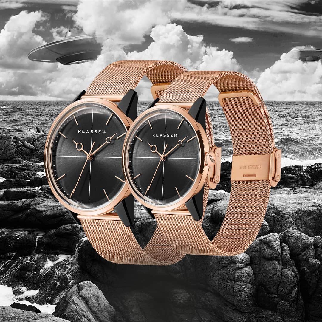 のインスタグラム：「Happy Valentine’s day! It’s the perfect day to fill your eyes with love and the wonders that lies beyond the sky: Disco Volante Stardust in rose gold. #klasse14 #ordinarilyunique #discovolante #watch #fashion #flyingsaucer #scifiworld #valentines #couples #timetravel #futuristic」