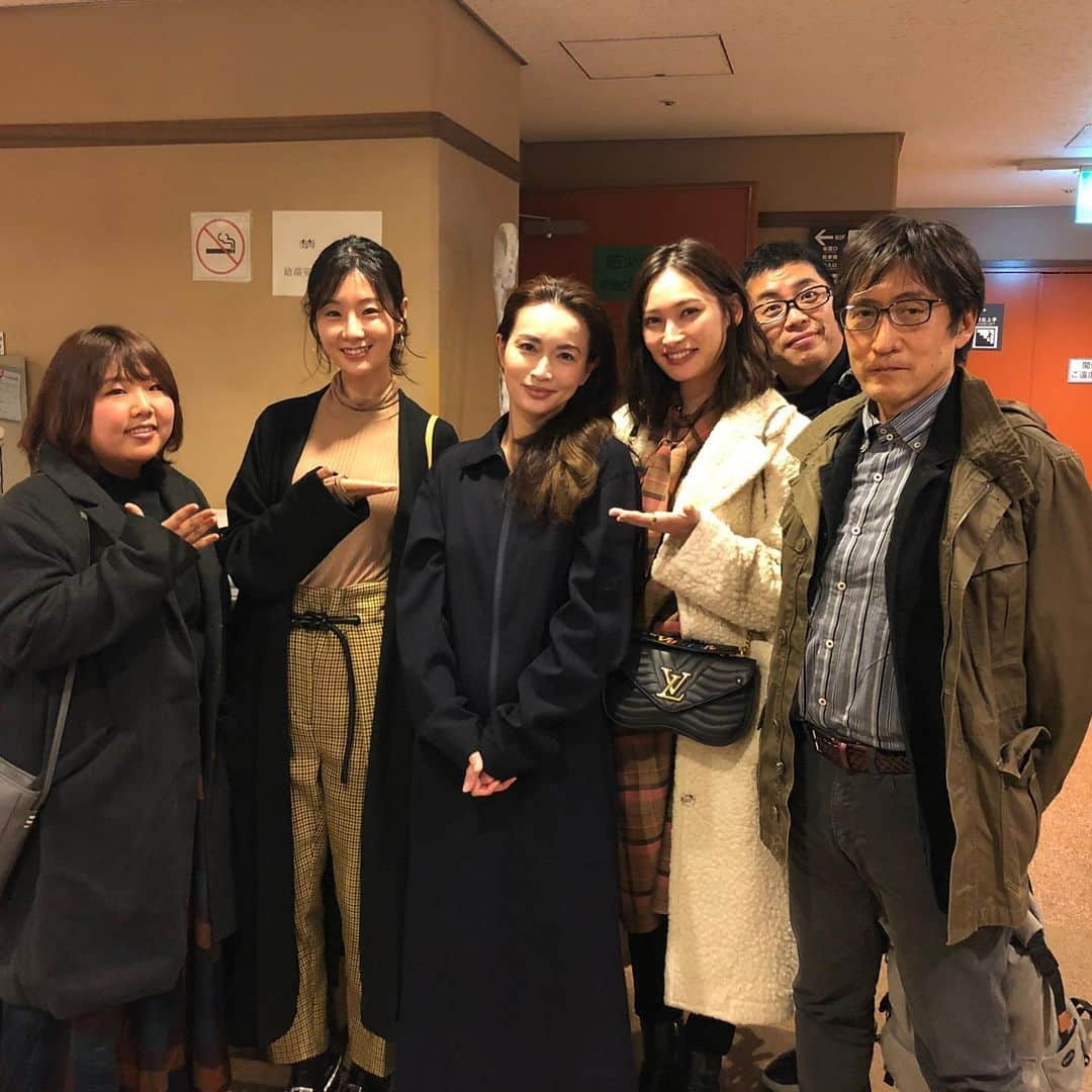 長谷川京子さんのインスタグラム写真 - (長谷川京子Instagram)「昨日、ミストレスのメンバーが来てくれました！ 玄理ちゃん、大政絢ちゃん、監督の片岡さん、プロデューサーの後藤さん、メイクの藤田さん。 皆んなありがとう❤️ @aya_omasa_official  @hyunri__official  #ミストレス  #メアリスチュアート  #世田谷パブリックシアター」2月14日 21時50分 - kyoko.hasegawa.722