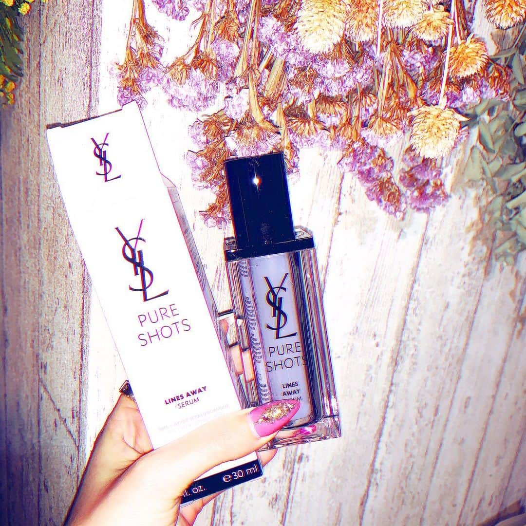 アンジェリカのインスタグラム：「⭐️⭐️ .  おすすめのitem🎀💜 このYSLの美容液　夜に塗ってから寝て朝起きてからまた化粧下地がわりに塗るようにしてから結構肌の調子いい感じなきがする💕💜よーて！  何より、パッケージ可愛くてインテリアにもなる😉👆 結構お肌悩んでる子多いからオススメしておくね💜 . #ysl #beauty #美容液 #肌ケア」
