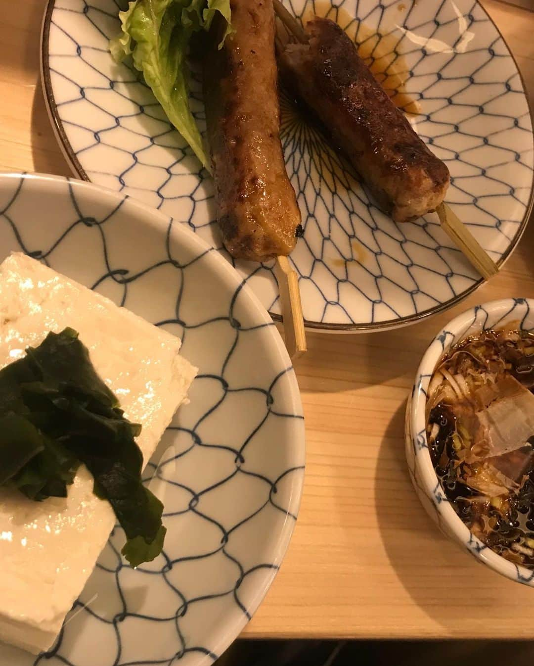 クロちゃんさんのインスタグラム写真 - (クロちゃんInstagram)「夜ご飯  焼き鳥と、冷奴  トレーニングで追い込んだカラダにタンパク質祭りじゃーーい！！」2月14日 21時51分 - kurochandesuwawa