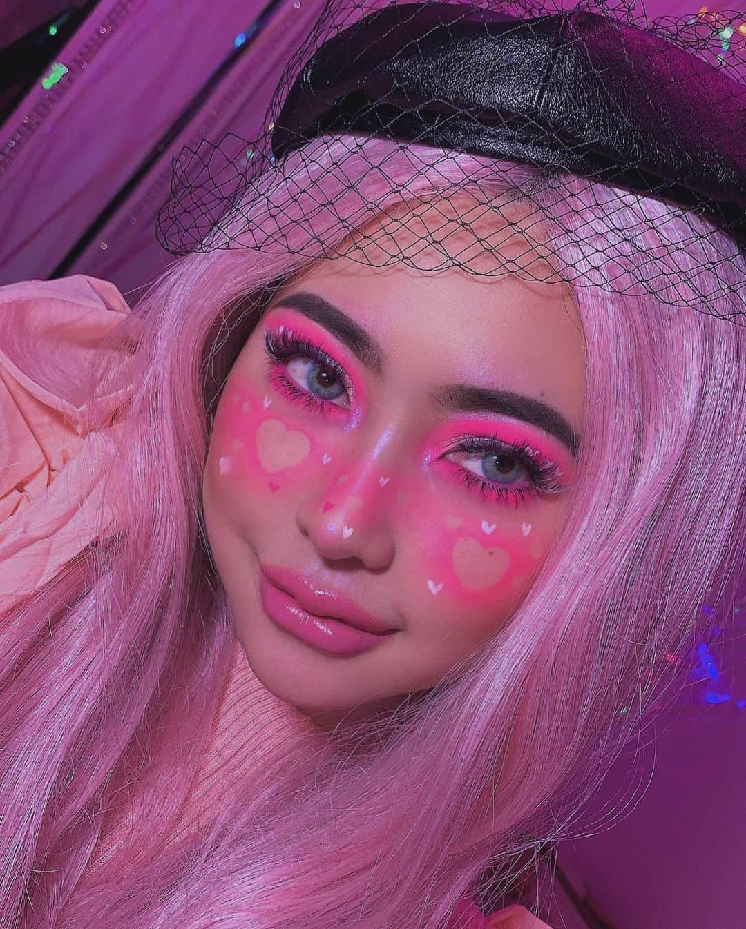 Aiさんのインスタグラム写真 - (AiInstagram)「💖🗝 #valentinemakeup 💖 . . 慌ててメイクした🤣💗 Makeup inspiration @nikita_dragun 💗💦🦋 💗 #eyelashextensions 💗 デザイン前のに戻した🗝 @parkbytokyo_kanae  いつもgorgeousなマツゲありがとうございます🦋✨ . . #cutcreasetutorial #cutcrease #cutcreasemakeup #hudabeauty #myomakeup #kyliecosmetics #バレンタインメイク #海外メイク #海外コスメ」2月14日 21時52分 - ai_tinker_b