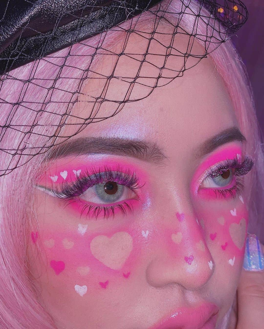 Aiさんのインスタグラム写真 - (AiInstagram)「💖🗝 #valentinemakeup 💖 . . 慌ててメイクした🤣💗 Makeup inspiration @nikita_dragun 💗💦🦋 💗 #eyelashextensions 💗 デザイン前のに戻した🗝 @parkbytokyo_kanae  いつもgorgeousなマツゲありがとうございます🦋✨ . . #cutcreasetutorial #cutcrease #cutcreasemakeup #hudabeauty #myomakeup #kyliecosmetics #バレンタインメイク #海外メイク #海外コスメ」2月14日 21時52分 - ai_tinker_b