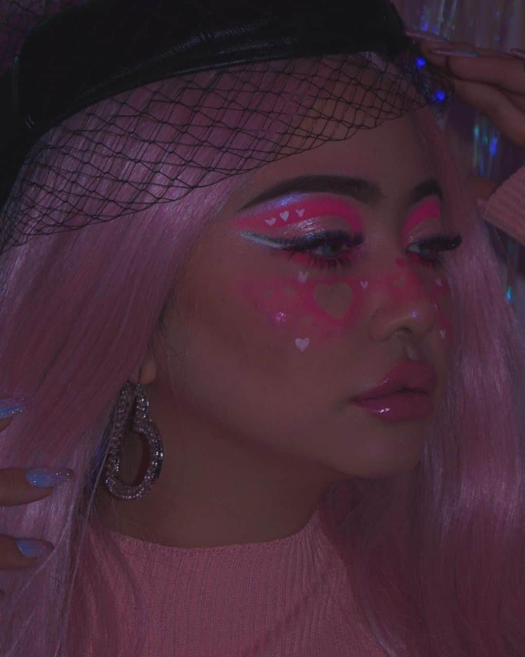 Aiさんのインスタグラム写真 - (AiInstagram)「💖🗝 #valentinemakeup 💖 . . 慌ててメイクした🤣💗 Makeup inspiration @nikita_dragun 💗💦🦋 💗 #eyelashextensions 💗 デザイン前のに戻した🗝 @parkbytokyo_kanae  いつもgorgeousなマツゲありがとうございます🦋✨ . . #cutcreasetutorial #cutcrease #cutcreasemakeup #hudabeauty #myomakeup #kyliecosmetics #バレンタインメイク #海外メイク #海外コスメ」2月14日 21時52分 - ai_tinker_b