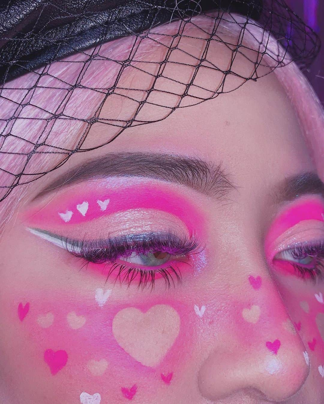 Aiさんのインスタグラム写真 - (AiInstagram)「💖🗝 #valentinemakeup 💖 . . 慌ててメイクした🤣💗 Makeup inspiration @nikita_dragun 💗💦🦋 💗 #eyelashextensions 💗 デザイン前のに戻した🗝 @parkbytokyo_kanae  いつもgorgeousなマツゲありがとうございます🦋✨ . . #cutcreasetutorial #cutcrease #cutcreasemakeup #hudabeauty #myomakeup #kyliecosmetics #バレンタインメイク #海外メイク #海外コスメ」2月14日 21時52分 - ai_tinker_b